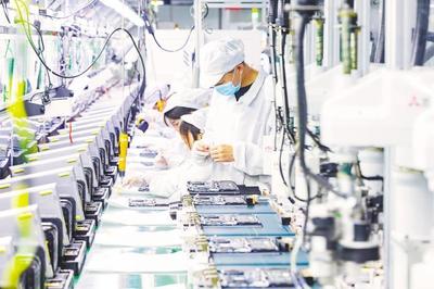 信息技術浪潮奔涌 當代技術開發的媒體鏡像與現實洞察